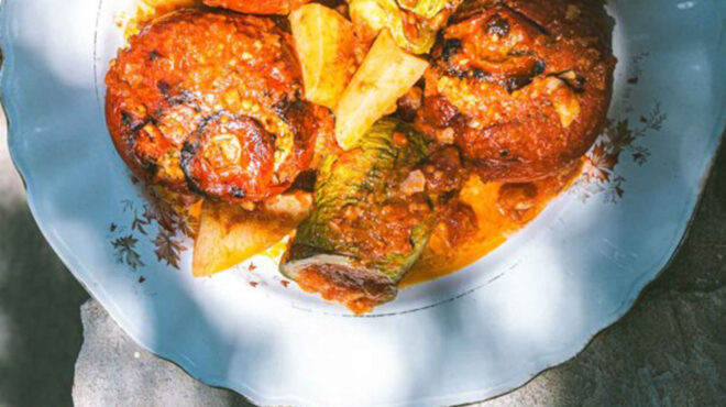 ντομάτες-γεμιστές-με-κουκουνάρια-και-563147731