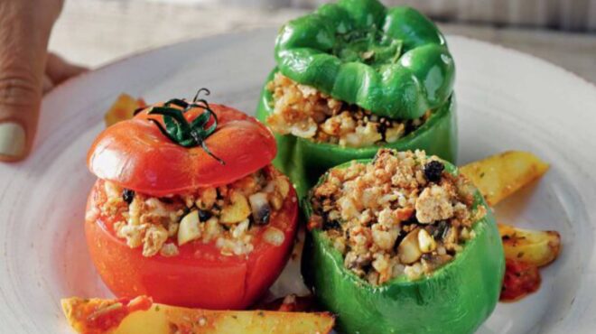 ντομάτες-και-πιπεριές-γεμιστές-με-ρύζ-563130076