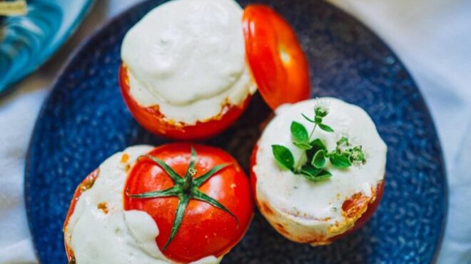 ντομάτες-γεμιστές-αλλά-με-φέτα-και-σάλ-563144842