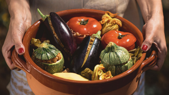 ντομάτες-γεμιστές-με-φέτα-μελιτζάνες-563107336