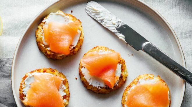 πανκέικ-πατάτας-με-καπνιστό-σολομό-κα-563144833