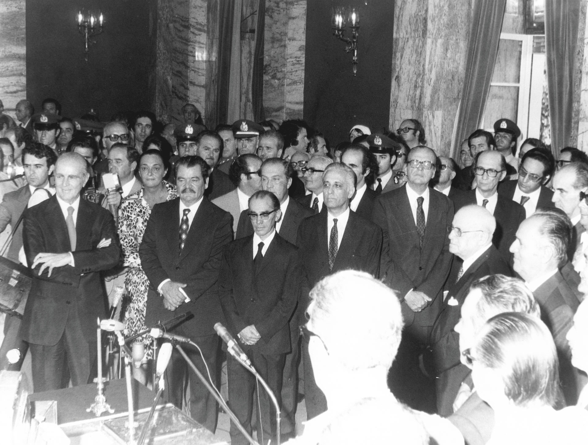 «Απέξω ο κόσμος να γιορτάζει για την έλευση του Καραμανλή και της δημοκρατίας, κι εγώ στο συνοδευτικό της ασφάλειας να ακούω ύβρεις και απειλές»-6