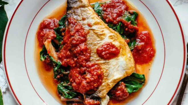 ψάρι-με-χόρτα-εποχής-και-ωμή-σάλτσα-ν-563130568