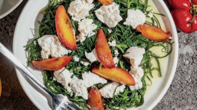 σαλάτα-αλμύρας-με-μανούρι-ροδάκινο-κα-563130067