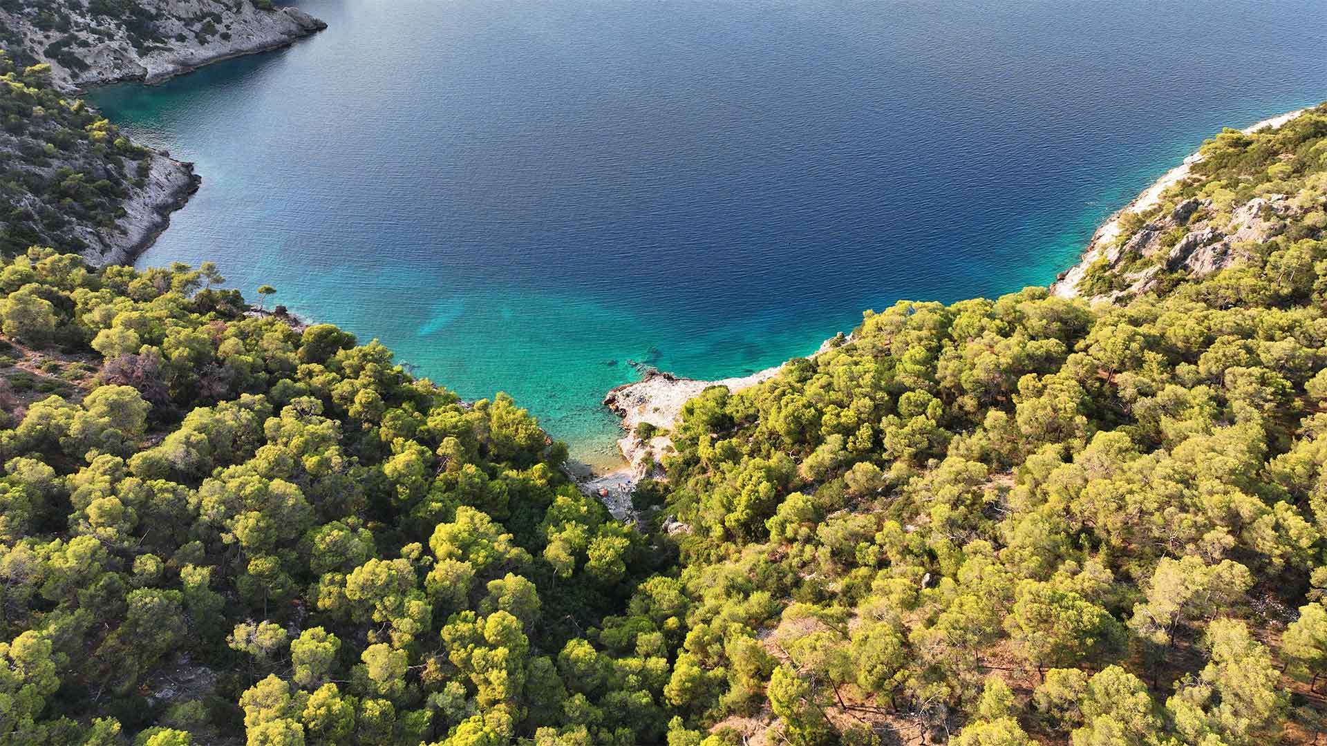 7 παραλίες στον Κορινθιακό για τις βουτιές του Αυγούστου-2