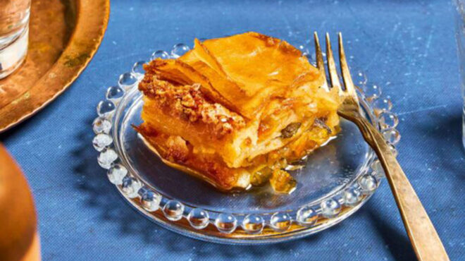 αμυγδαλόπιτα-σιροπιαστή-με-φύλλο-κρο-563114425