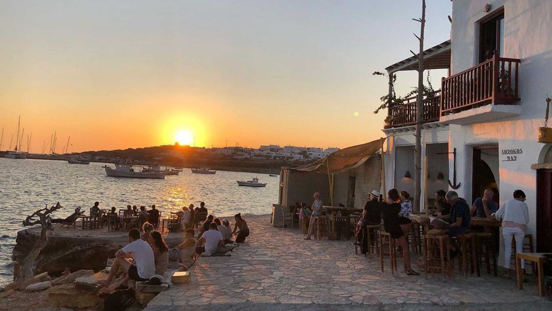 Μπαλκόνι στο Αιγαίο: 8 μπαρ στα νησιά με απαράμιλλη θέα-2