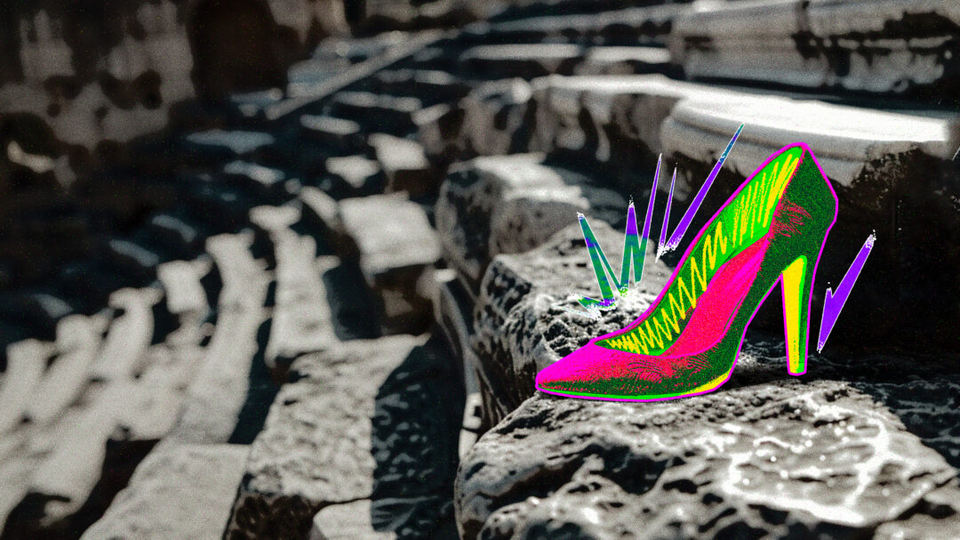 στο-ηρώδειο-με-τα-τακούνια-στο-χέρι-563121379