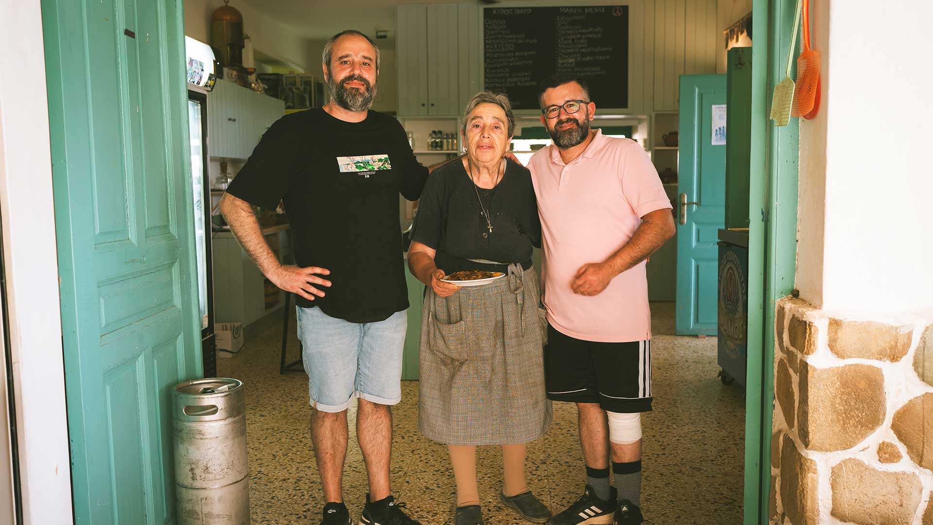 Ανάφη: Στην ταβέρνα της παπαδιάς στον Ρούκουνα μαγειρεύουν με παραθαλάσσια κηπευτικά-2