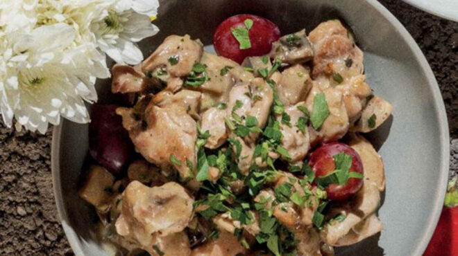 τηγανιά-κοτόπουλο-με-μανιτάρια-σταφύ-563137423