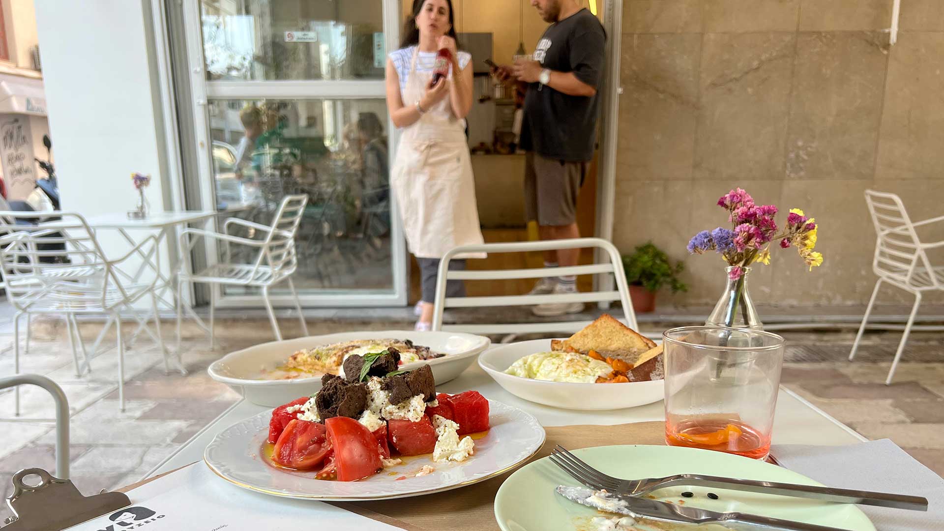 Τραπεζάκια έξω: 32 στέκια για φαγητό και ποτό με την Αθήνα για σκηνικό-8