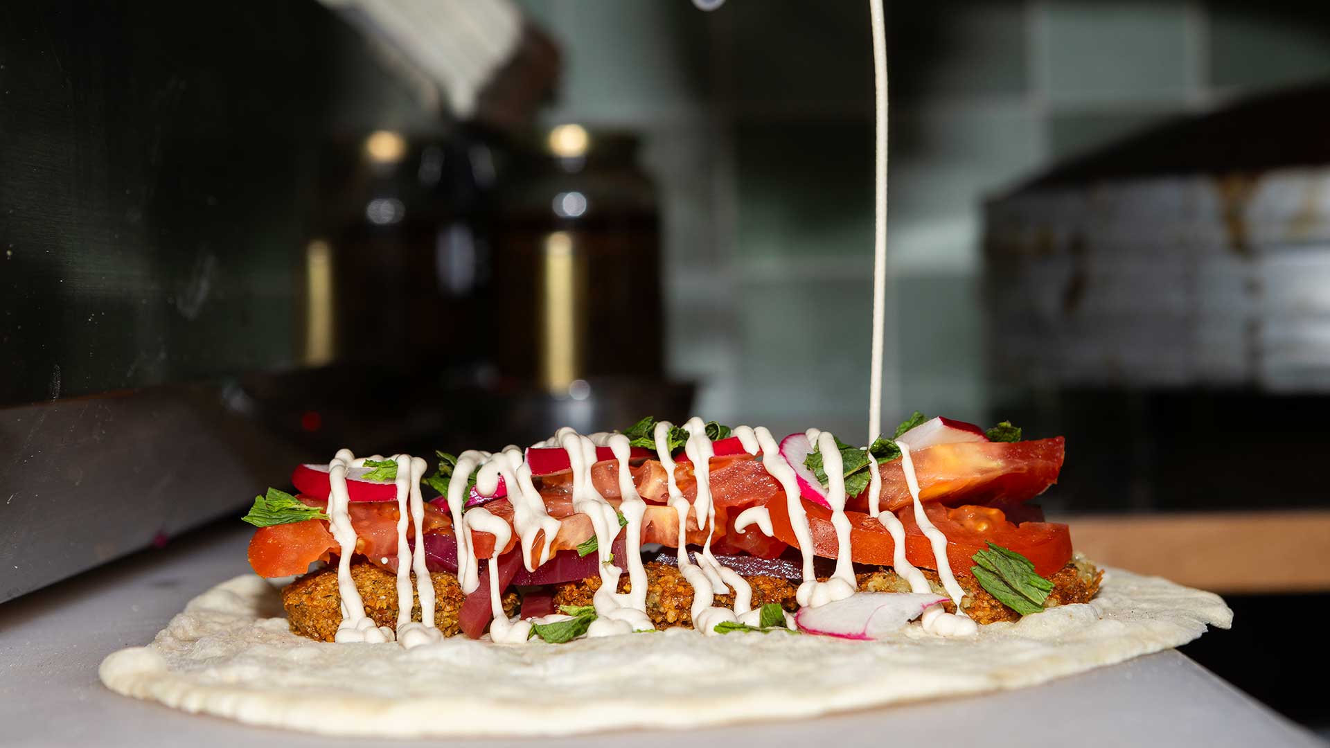 Σουβλάκι, μπέργκερ ή αυθεντικό φαλάφελ; 6 νέες στάσεις για street food στην Αθήνα-2