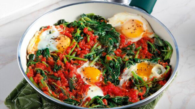 βλίτα-με-αυγά-μάτια-και-σάλτσα-φρέσκια-563111059