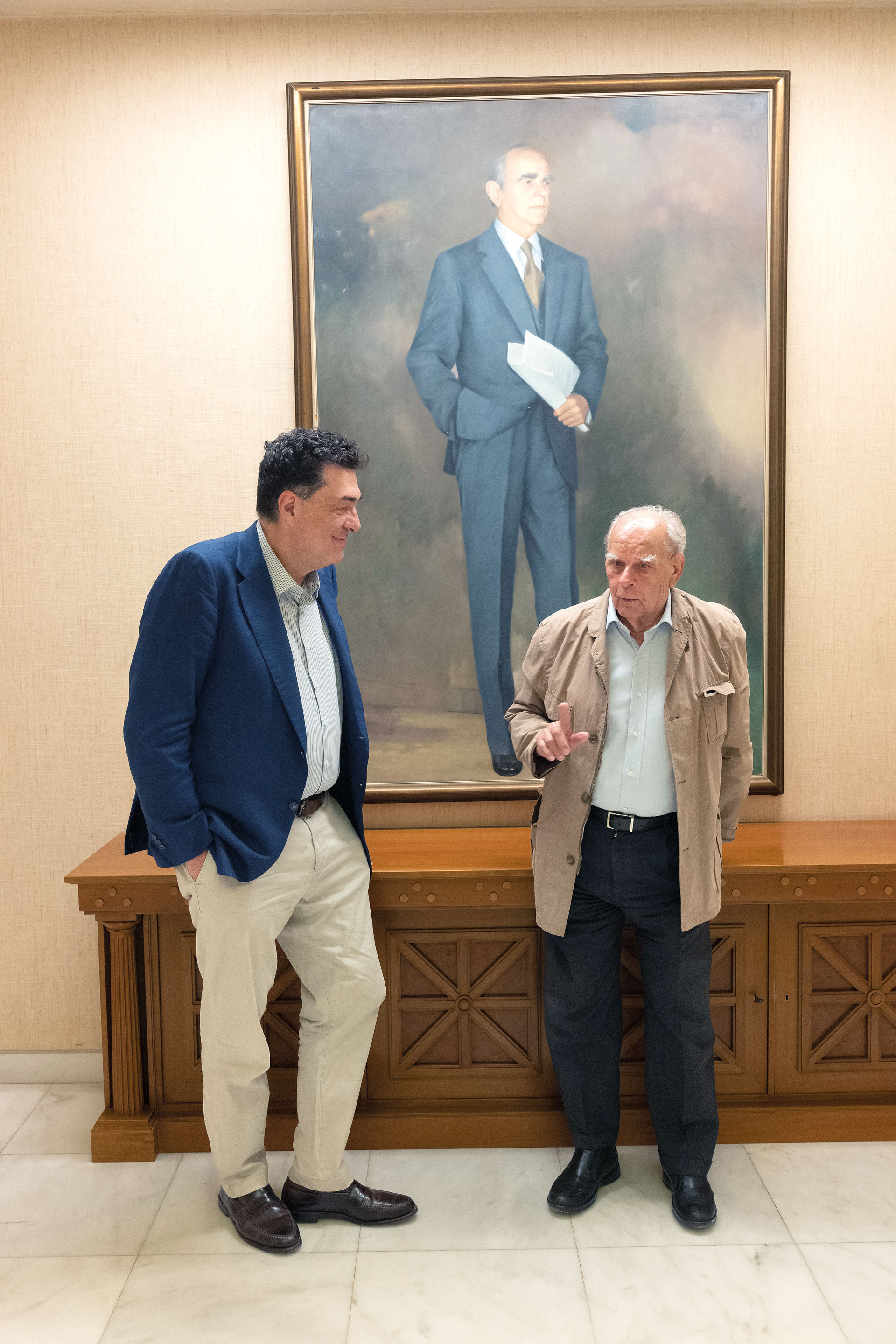 «Απέξω ο κόσμος να γιορτάζει για την έλευση του Καραμανλή και της δημοκρατίας, κι εγώ στο συνοδευτικό της ασφάλειας να ακούω ύβρεις και απειλές»-8