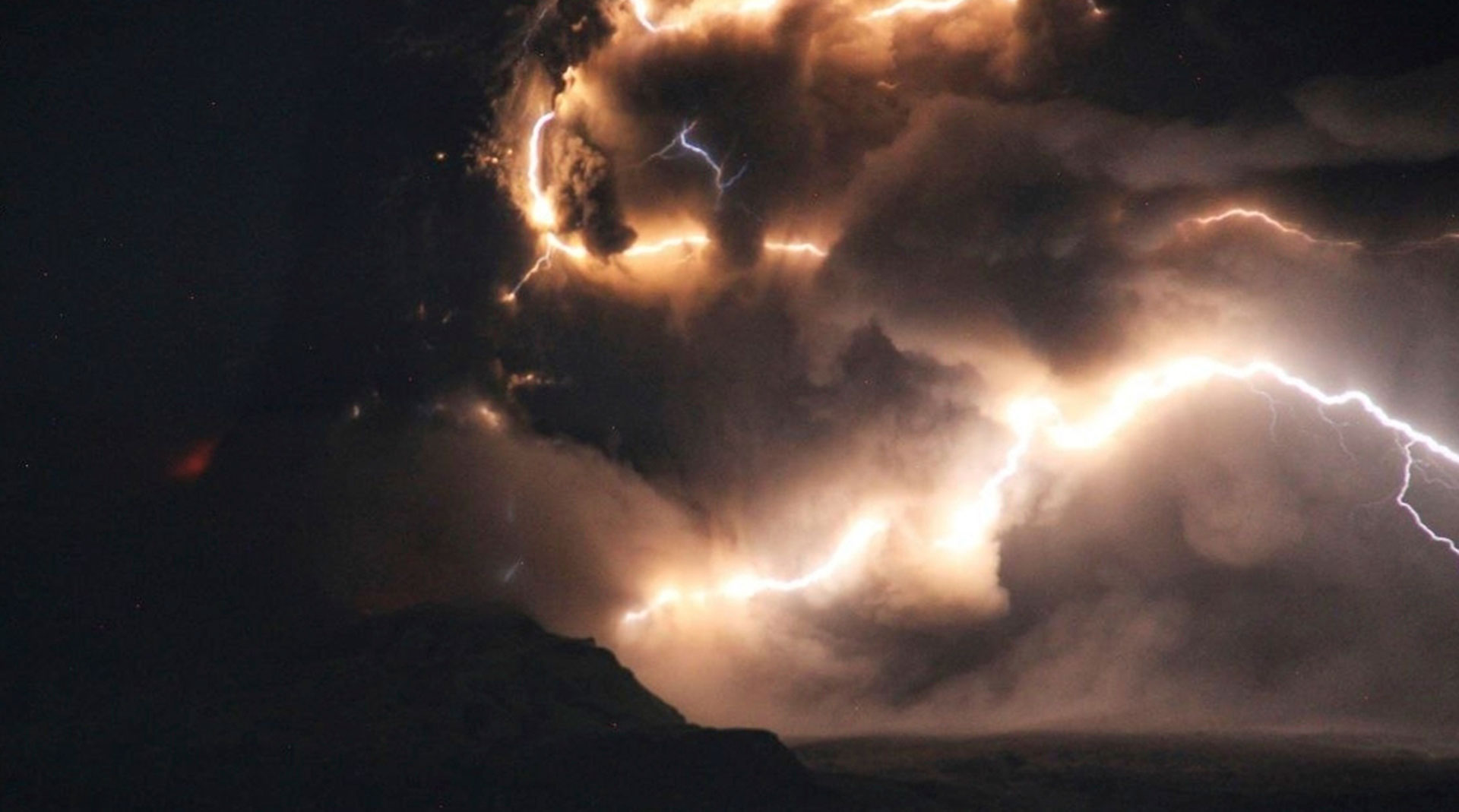 Καμτσάτκα: Ισχυρότατη ηφαιστειακή έκρηξη μετά από σεισμό 7 Ρίχτερ-1