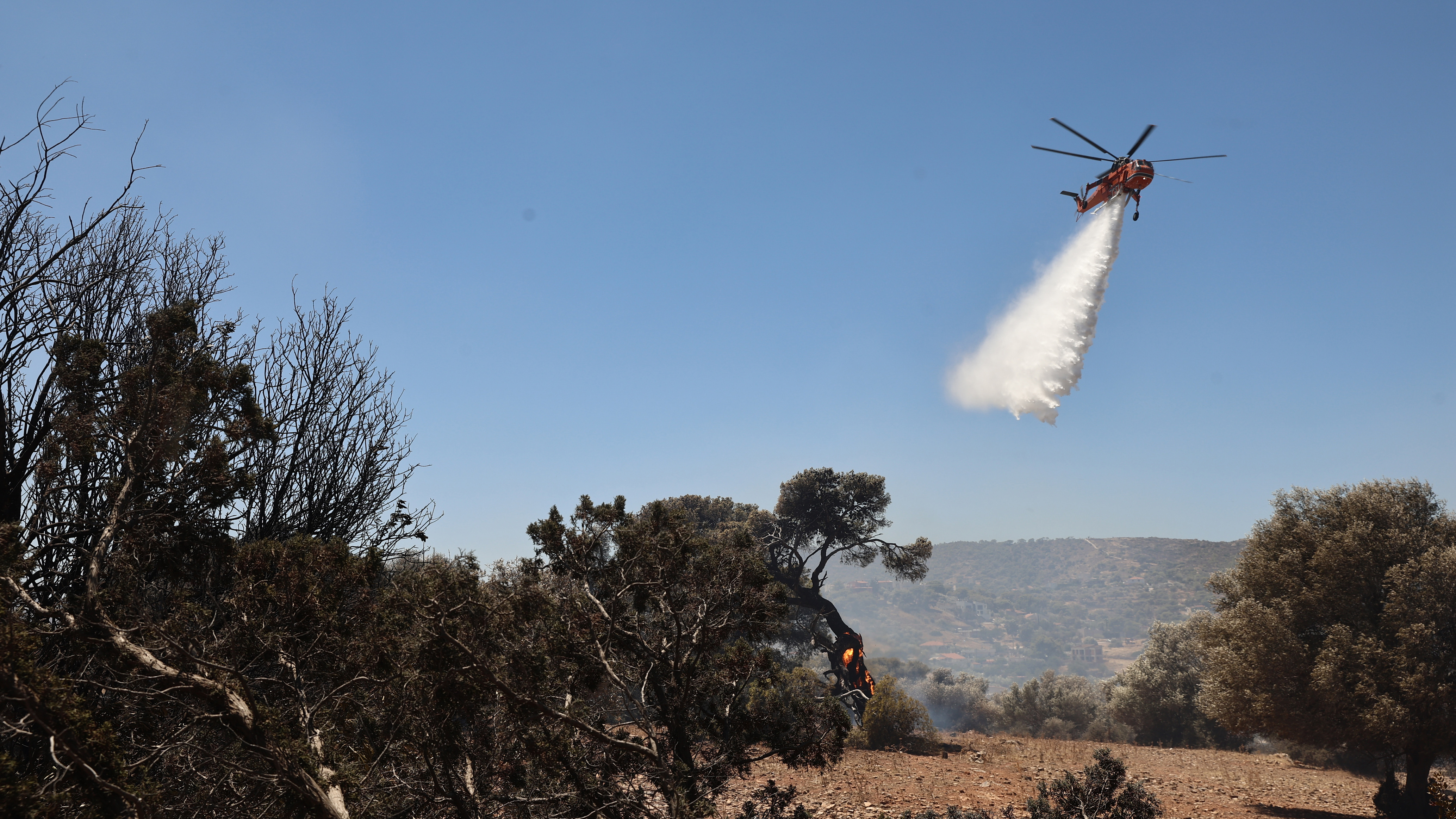 Σε ύφεση η πυρκαγιά στην Αγία Μαρίνα Κορωπίου – Αποκαταστάθηκε η κυκλοφορία-1