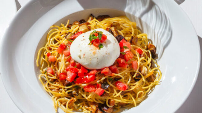 σπαγγέτι-με-μελιτζάνες-ντομάτα-και-mozzarella-bur-563179930