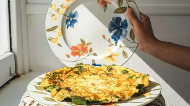 ομελέτα-καμπούνα-με-φρέσκο-κρεμμυδάκ-563184841