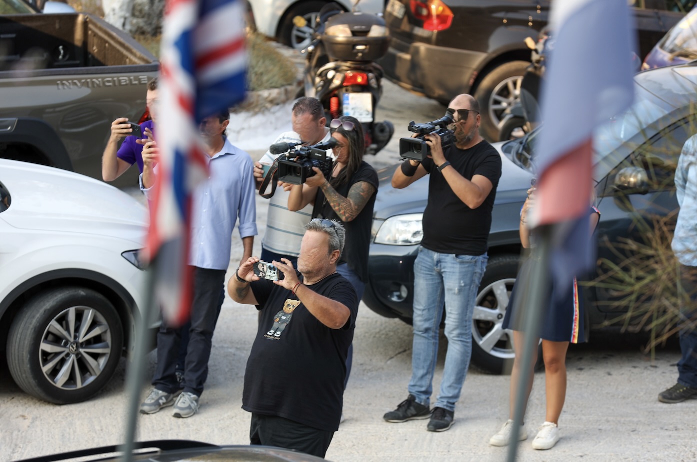 Προσαγωγή χειριστή drone έξω από τον γάμο του Κασσελάκη-2