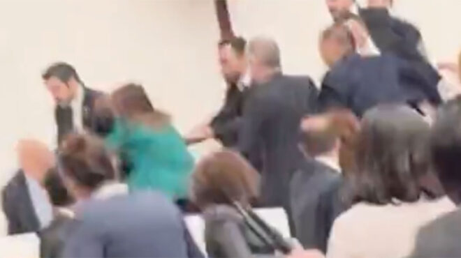 αγριος-ξυλοδαρμός-στο-τουρκικό-κοινο-563174959