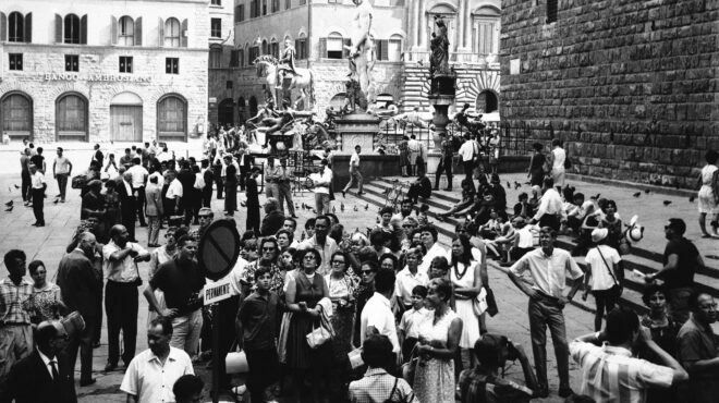 μια-γυναίκα-γράφει-τη-ζωή-της-563168020