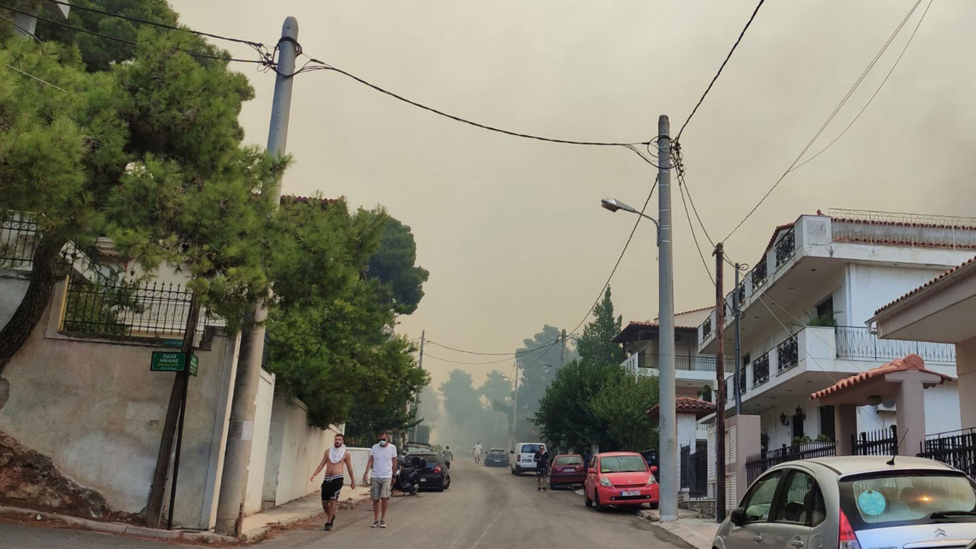 «Αν είναι δυνατόν, καιγόμαστε μέσα στην πλατεία…»-1