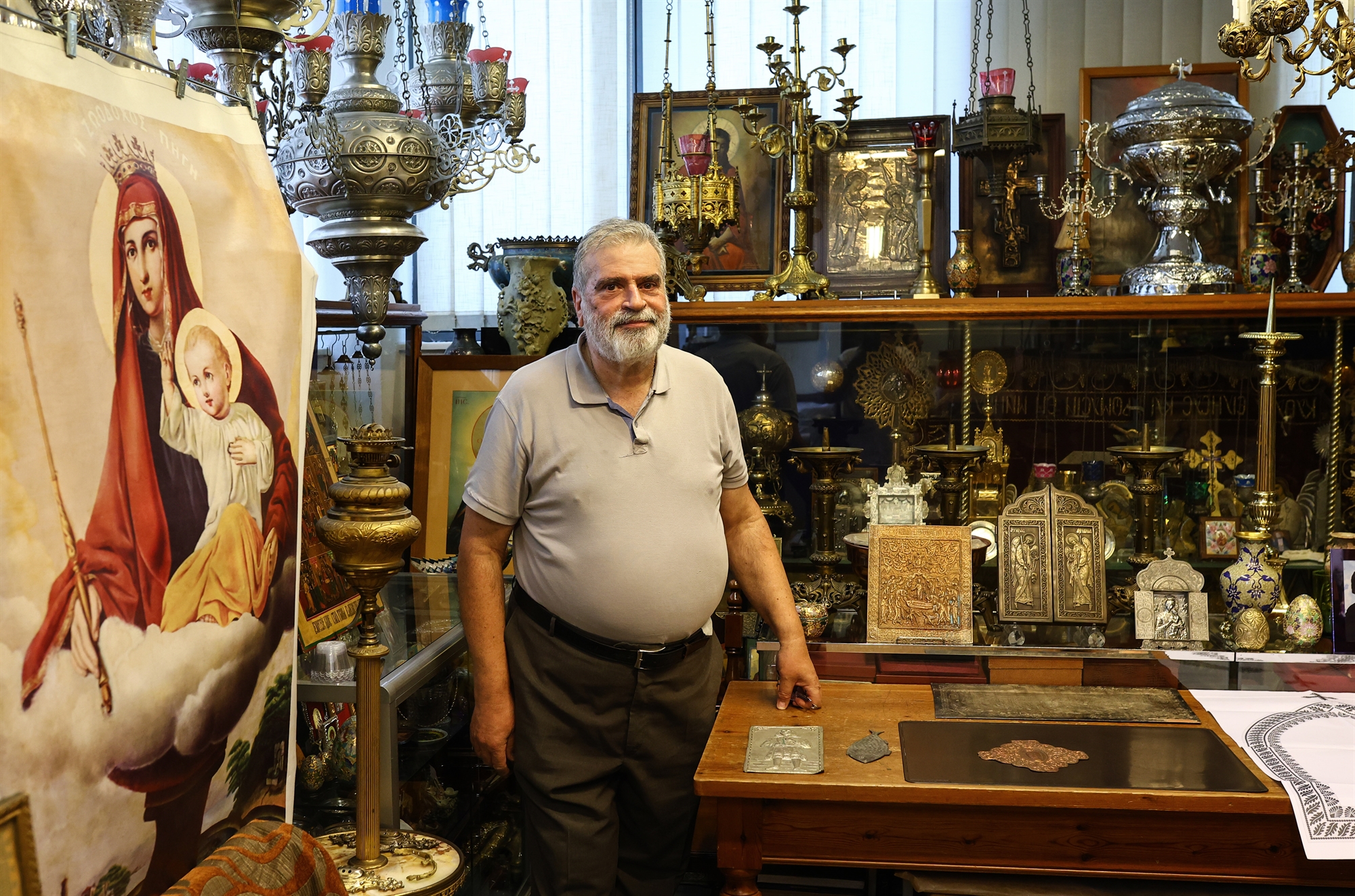 Σμιλεύοντας τα τάματα της Μεγαλόχαρης: Τα ασημοκάραβα, το λυχνάρι, οι πνεύμονες-5