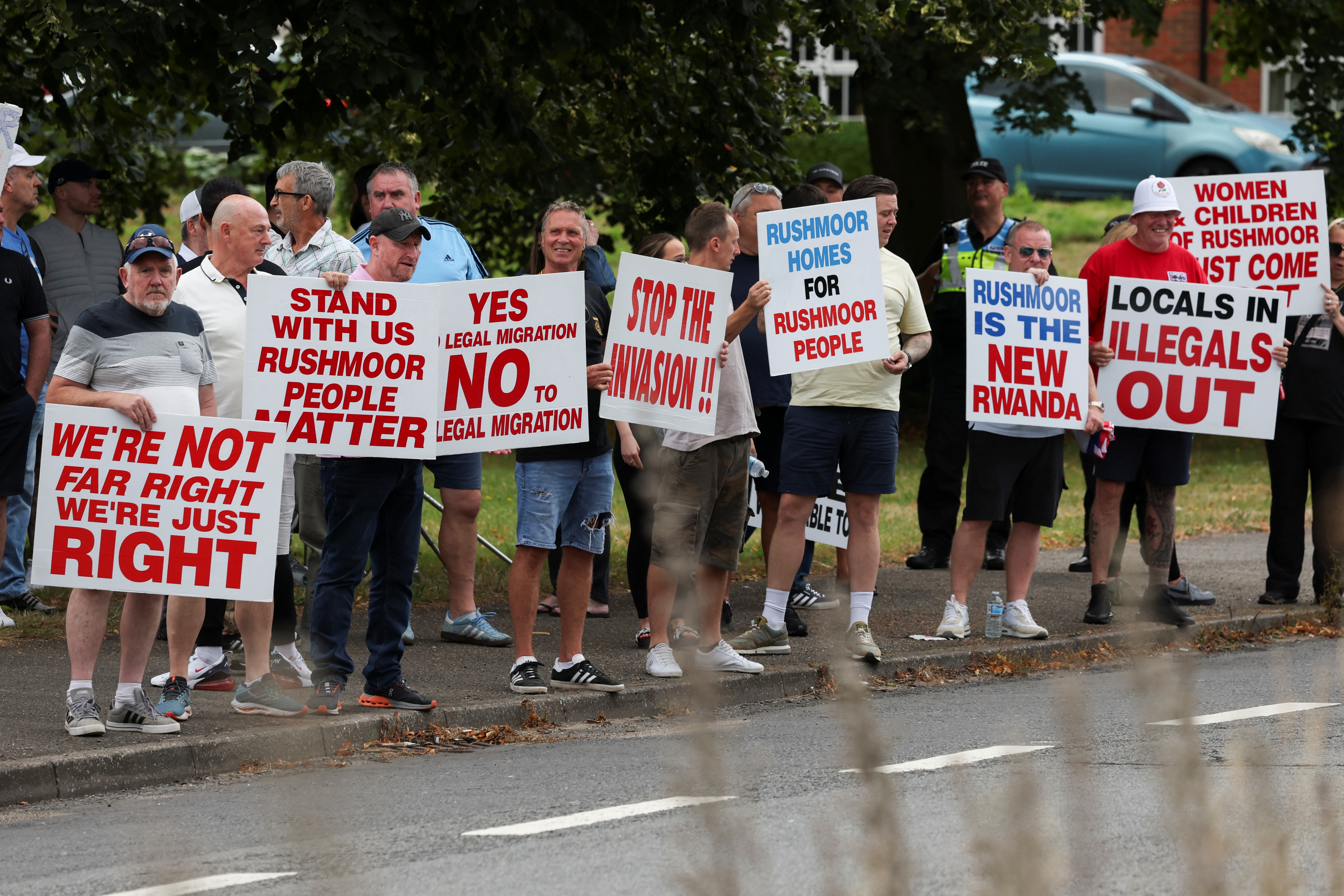 Ο άνθρωπος που υποκινεί την ακροδεξιά βία στην Αγγλία-3