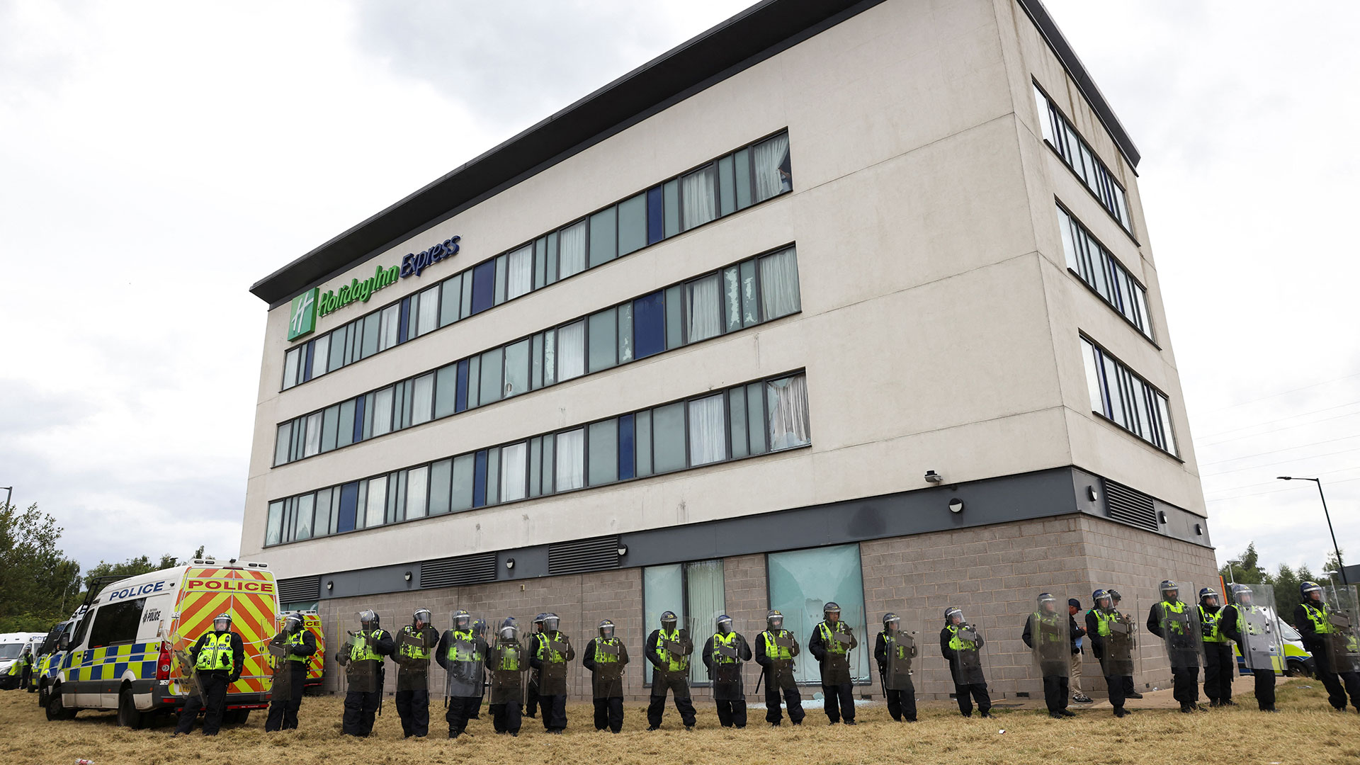 Βρετανία: Δίκες εξπρές για τους ταραχοποιούς, «ανοίγουν» 500 θέσεις στις φυλακές-1