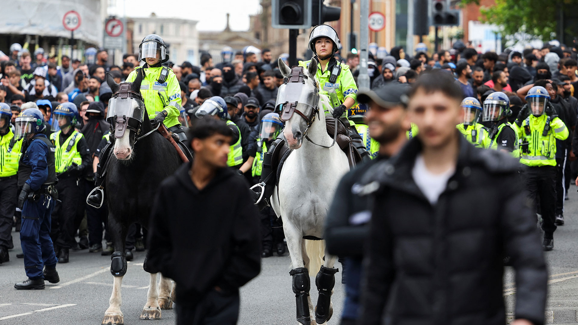 Βρετανία: Δίκες εξπρές για τους ταραχοποιούς, «ανοίγουν» 500 θέσεις στις φυλακές-2