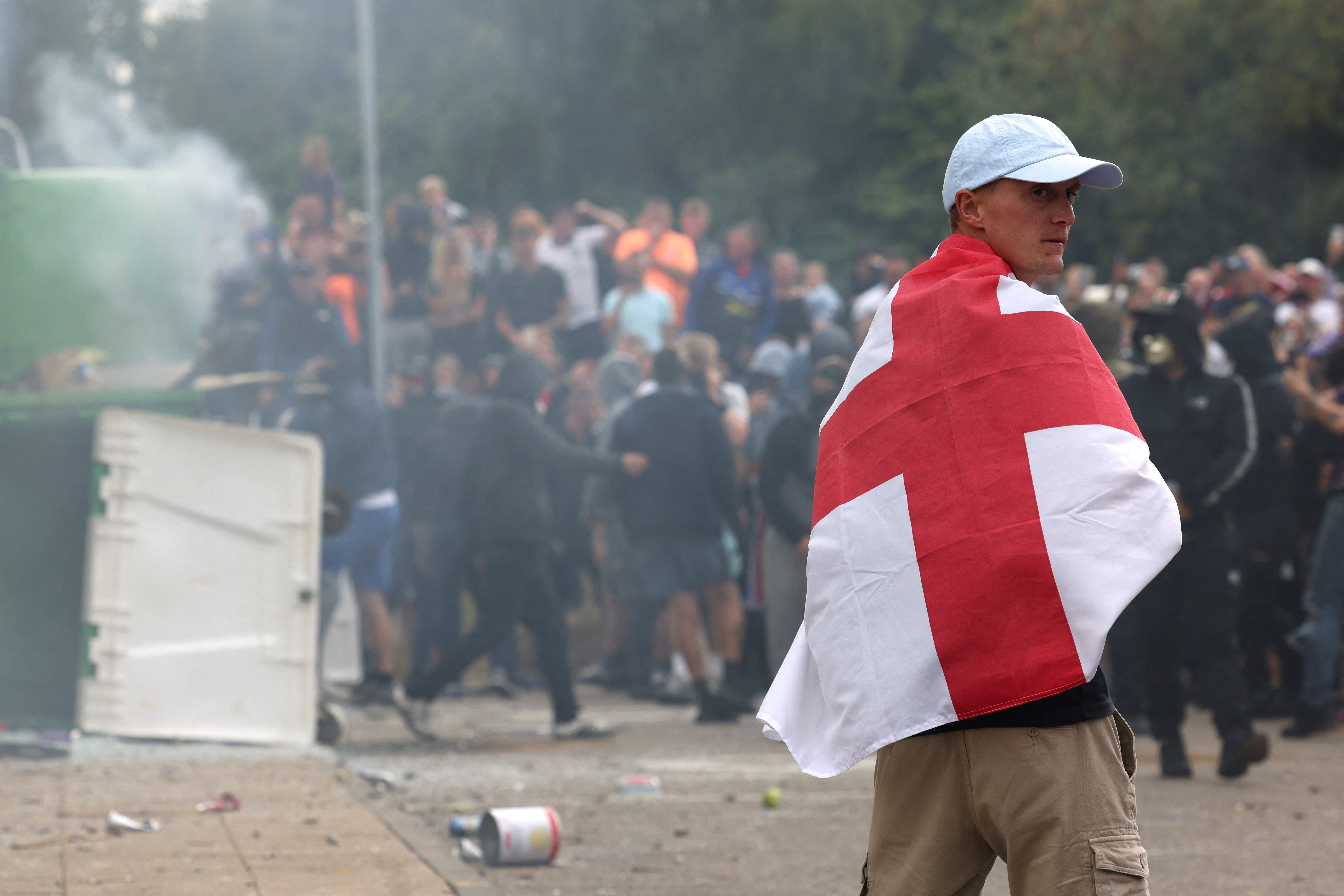 Ο άνθρωπος που υποκινεί την ακροδεξιά βία στην Αγγλία-1