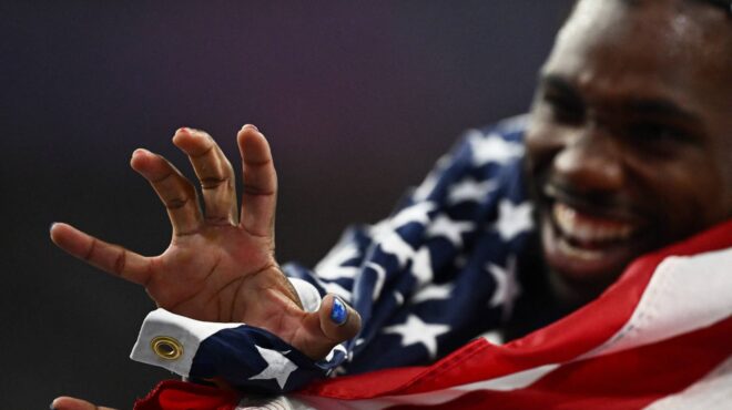 νόα-λάιλς-χάλκινο-στην-βαλίτσα-χρυσό-σ-563159872