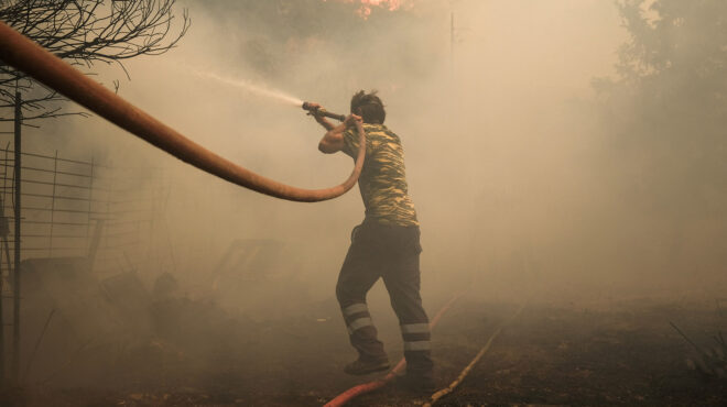 live-μάχη-με-τις-φλόγες-για-τρίτη-ημέρα-στη-563170891