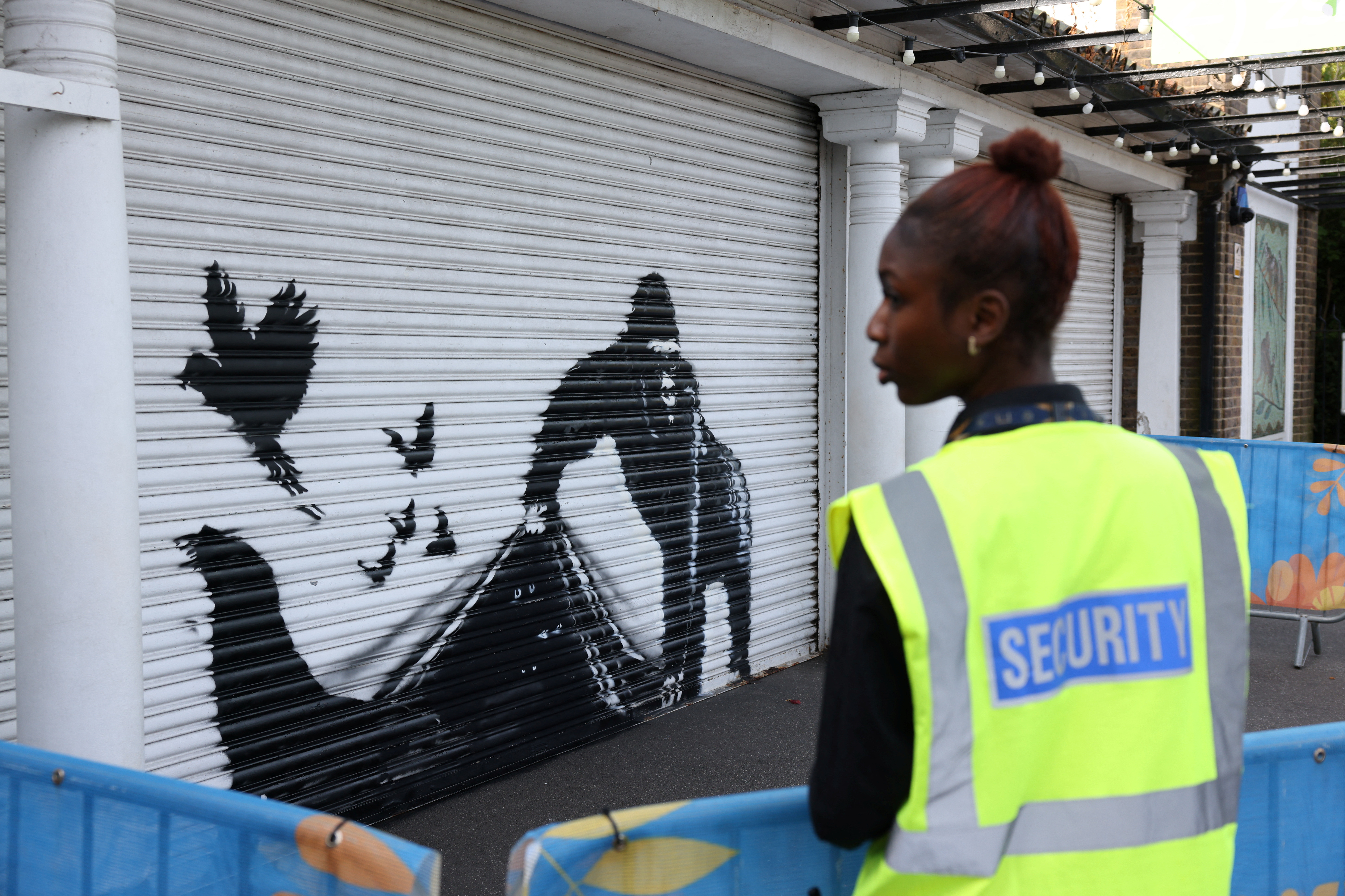 Ο ζωολογικός κήπος του Λονδίνου αφαίρεσε το τελευταίο έργο του Banksy – Ομως, γιατί;-2