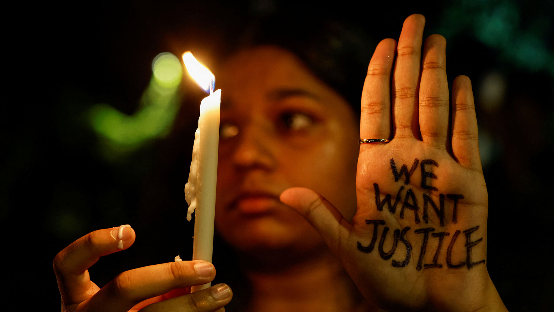 Ινδία: Μαζικές διαδηλώσεις για τον βιασμό και τη δολοφονία μιας νεαρής γιατρού-1