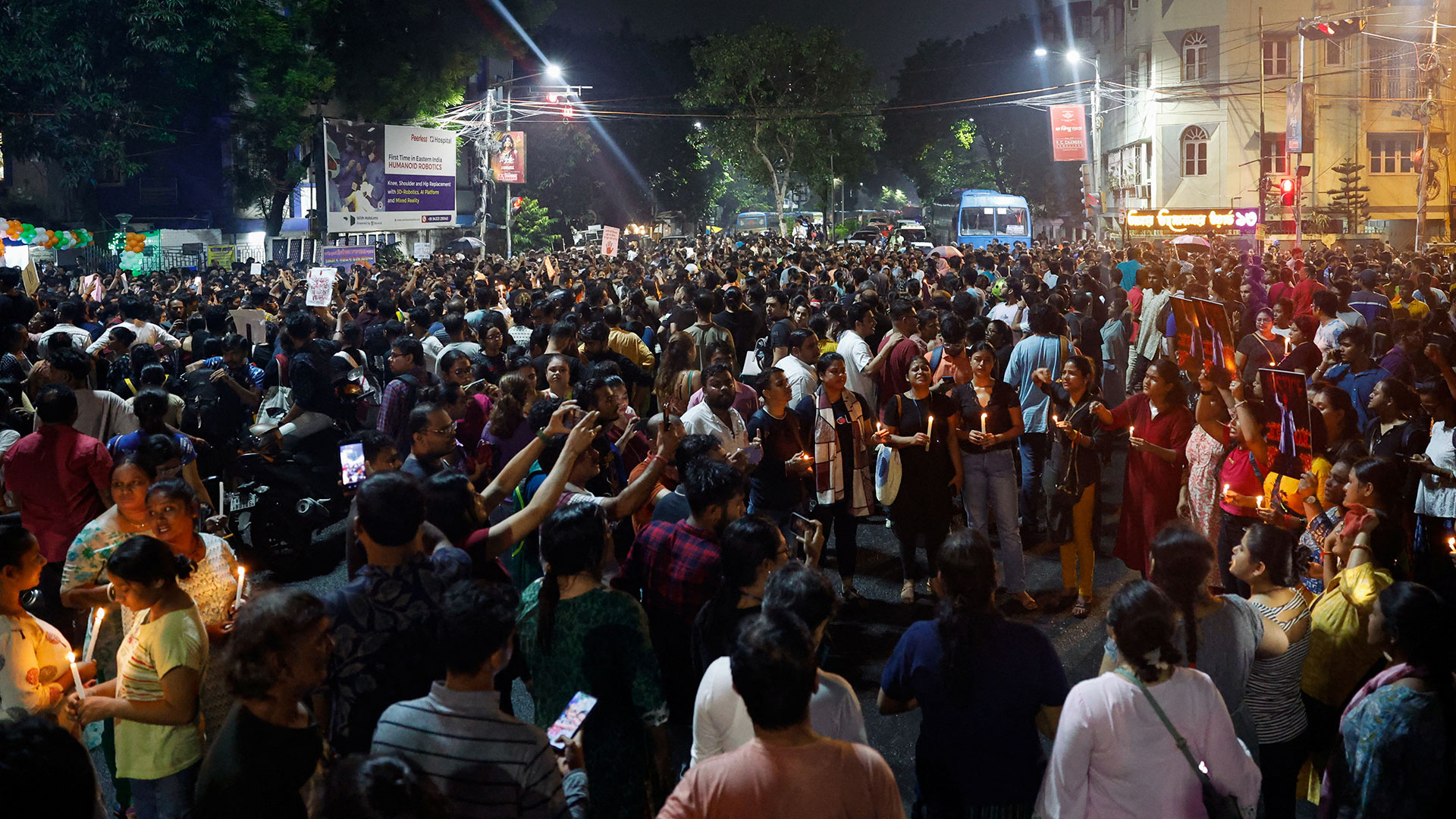 Ινδία: Μαζικές διαδηλώσεις για τον βιασμό και τη δολοφονία μιας νεαρής γιατρού-2
