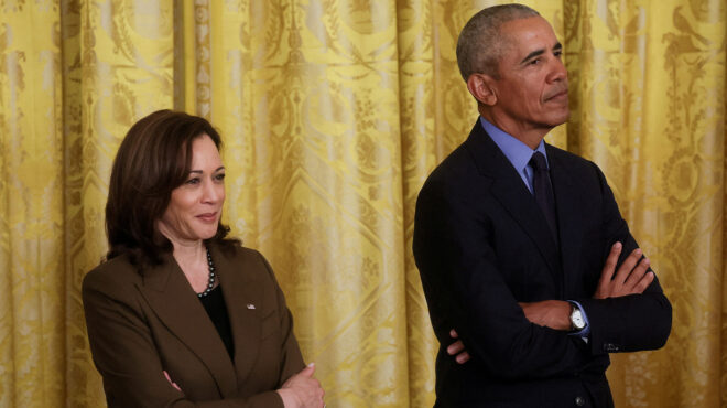 πώς-ο-μπαράκ-ομπάμα-στηρίζει-την-κάμαλ-563180290