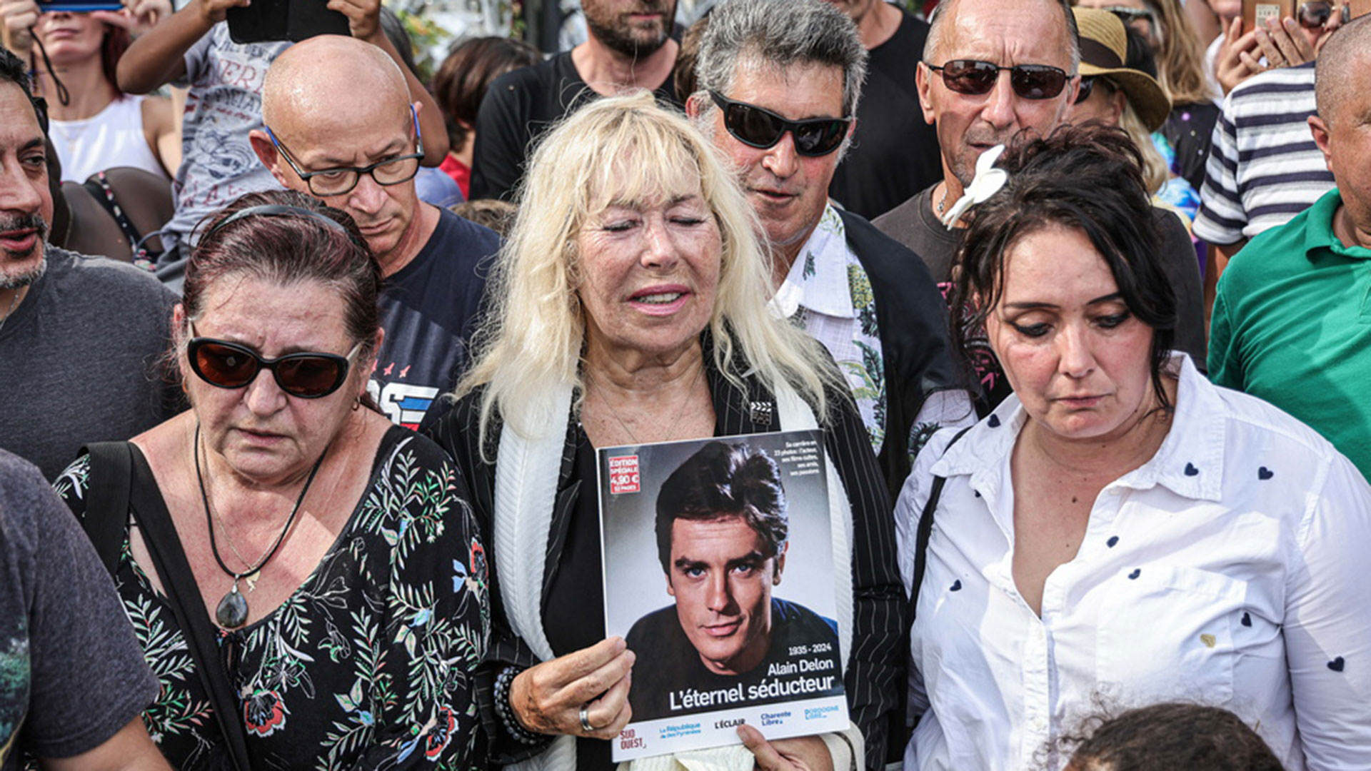 Αλέν Ντελόν: Ολοκληρώθηκε η ταφή του στο Ντουσί-2