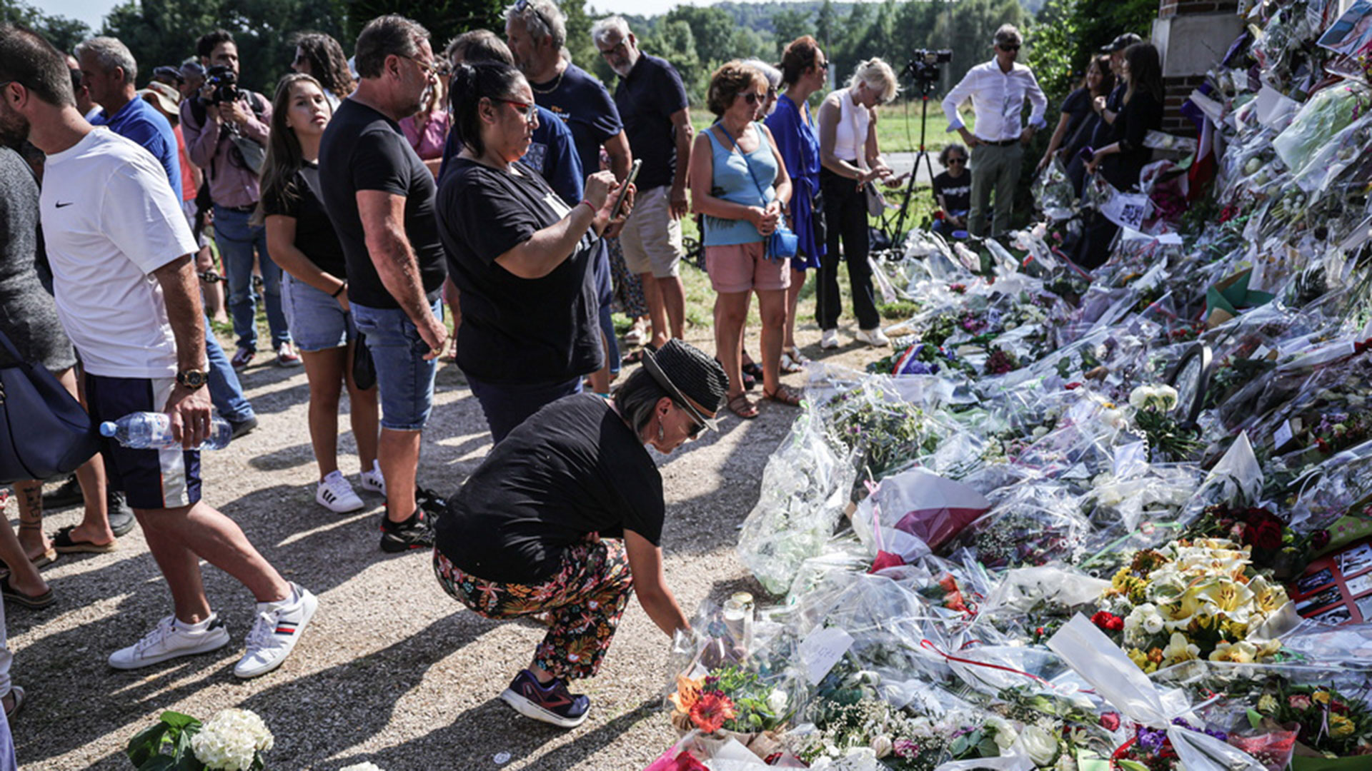 Αλέν Ντελόν: Ολοκληρώθηκε η ταφή του στο Ντουσί-1