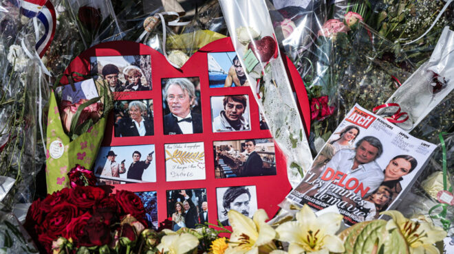 αλέν-ντελόν-ολοκληρώθηκε-η-ταφή-του-στ-563187814