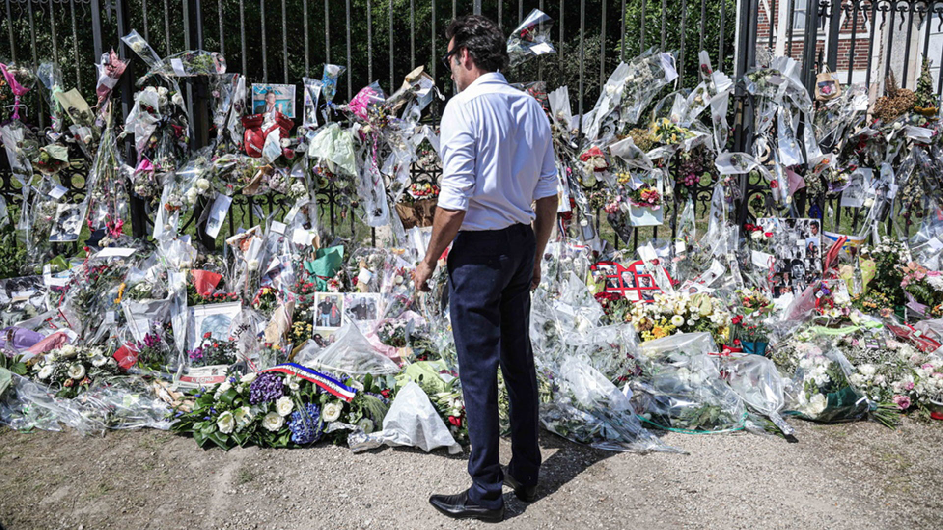 Αλέν Ντελόν: Ολοκληρώθηκε η ταφή του στο Ντουσί-5