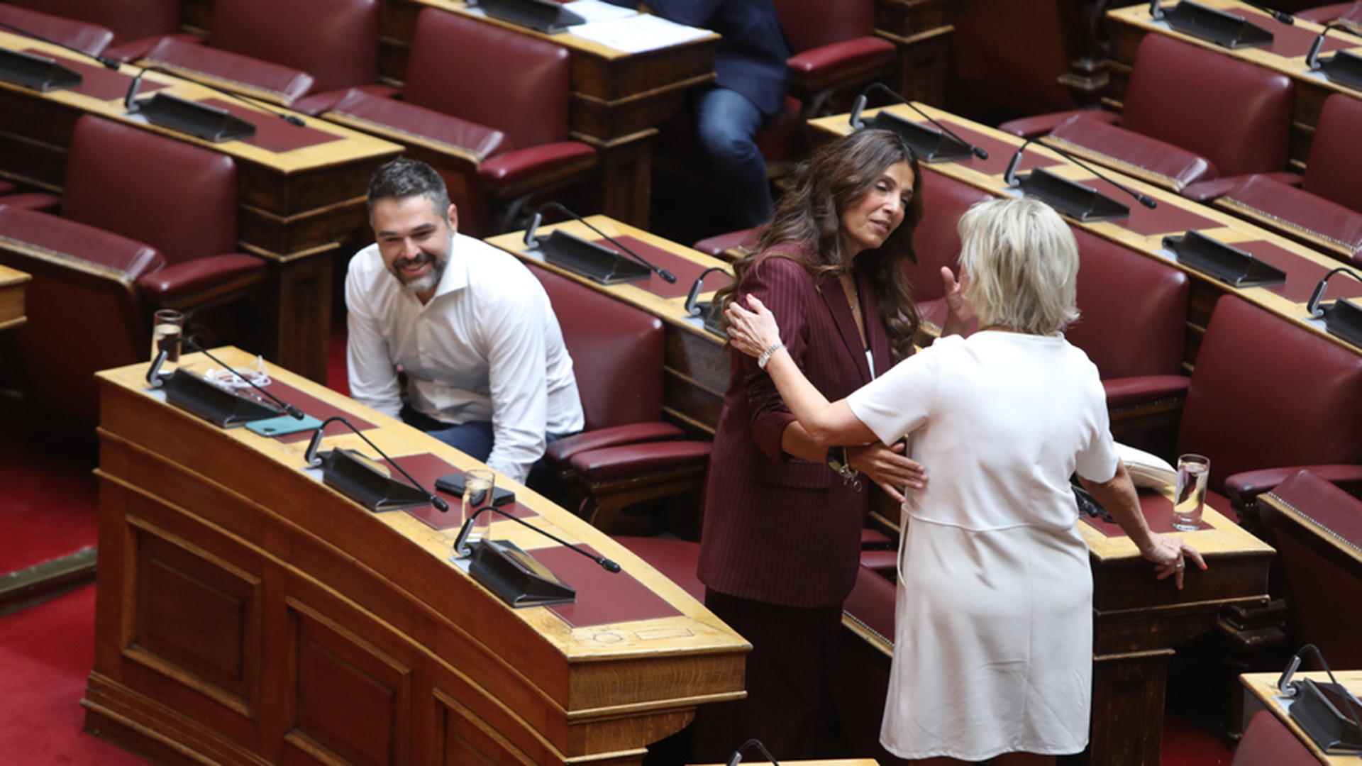 ΣΥΡΙΖΑ: Ορκίστηκε βουλευτής η Πόπη Τσαπανίδου-1