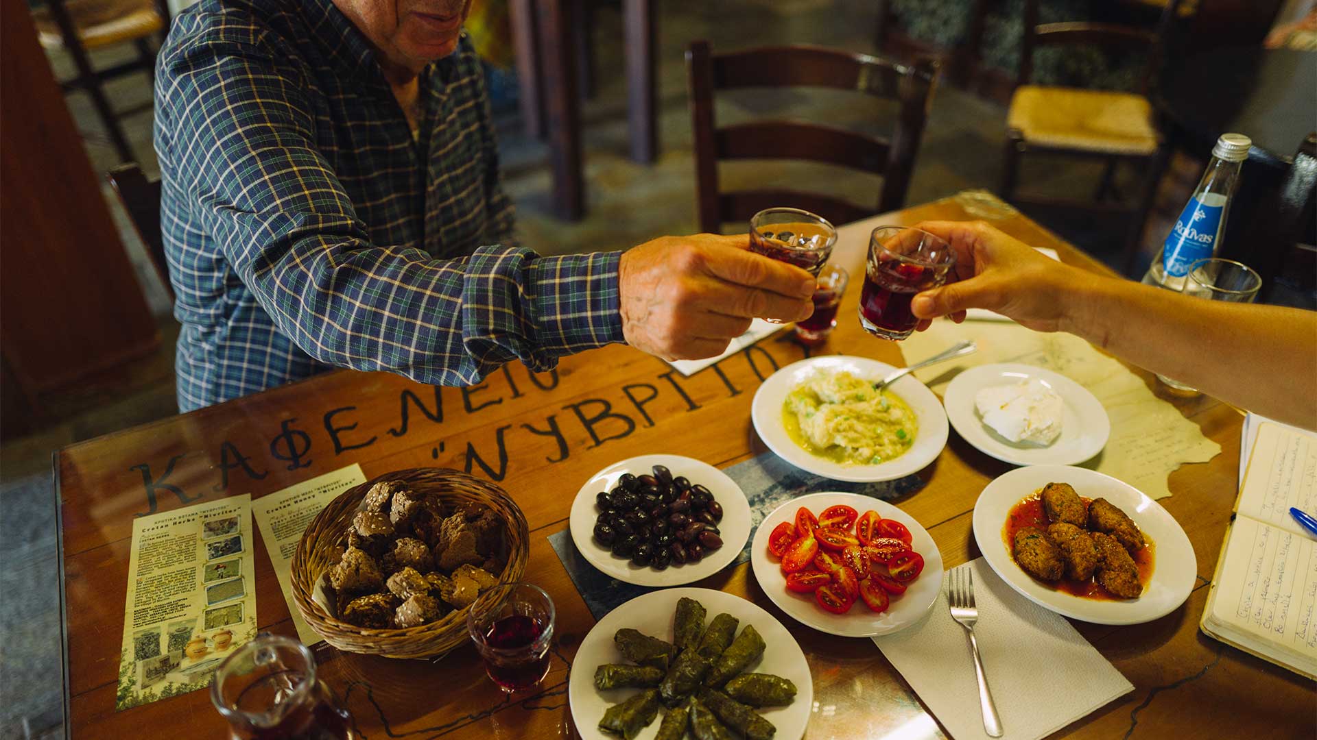 Ο γύρος της Κρήτης σε 20 καφενέδες-3
