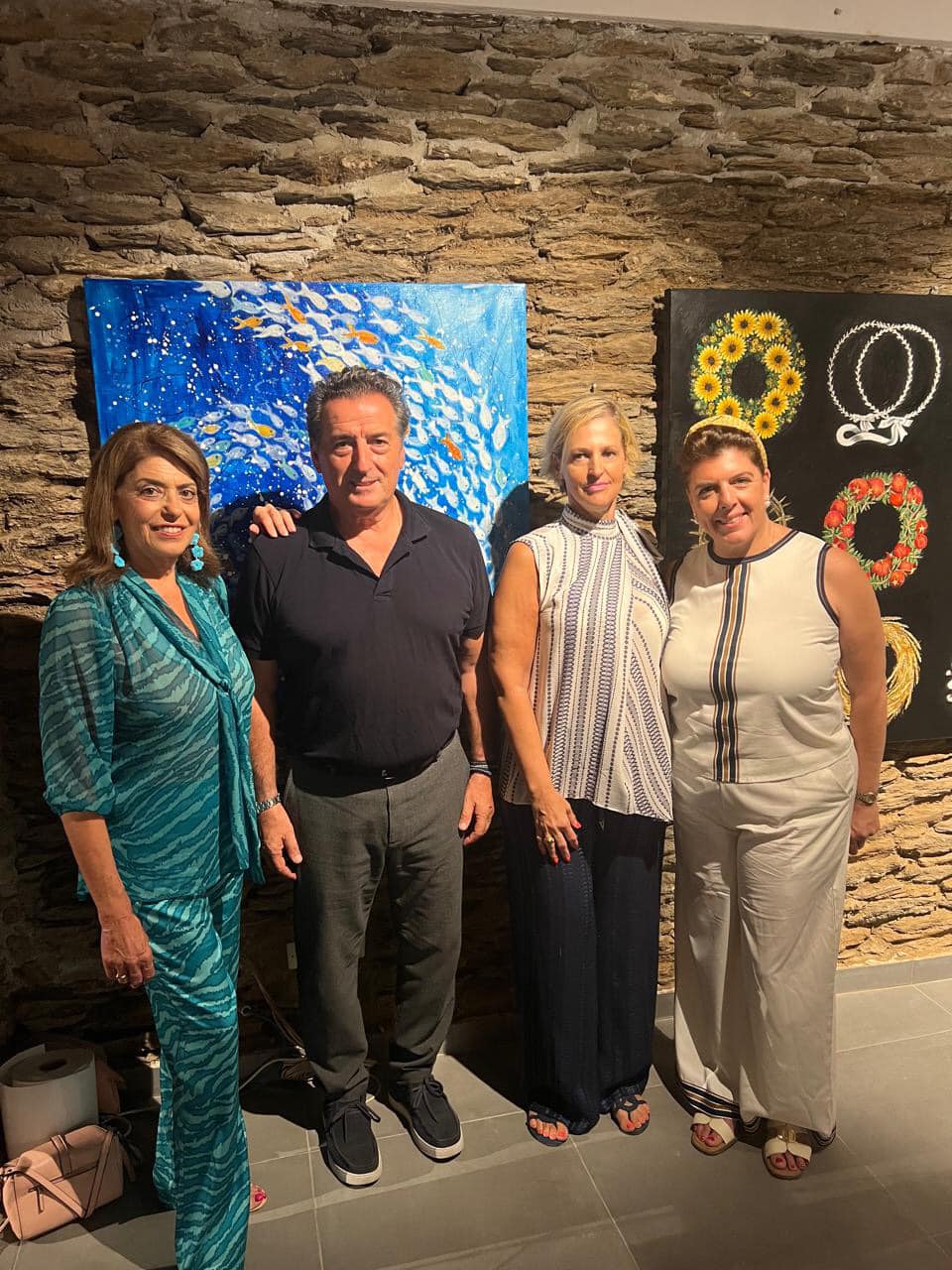 Με επιτυχία ολοκληρώθηκαν τα εγκαίνια της έκθεσης ζωγραφικής «Εικαστικά Αγκαλιάσματα» στη Χώρα της Άνδρου-2