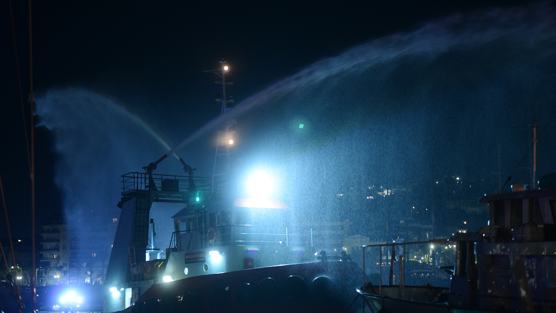 Φωτιά στη Μαρίνα Ζέας: Βυθίστηκαν τρία από τα τέσσερα σκάφη που παραδόθηκαν στις φλόγες (φωτογραφίες)-4