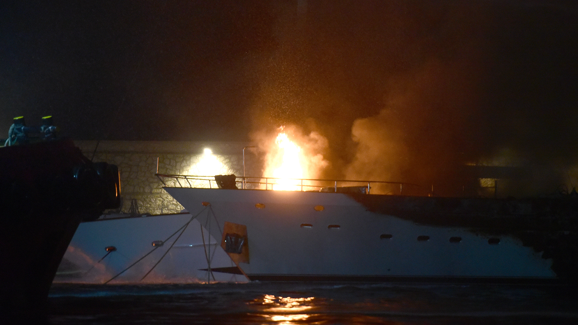 Φωτιά στη Μαρίνα Ζέας: Βυθίστηκαν τρία από τα τέσσερα σκάφη που παραδόθηκαν στις φλόγες (φωτογραφίες)-3