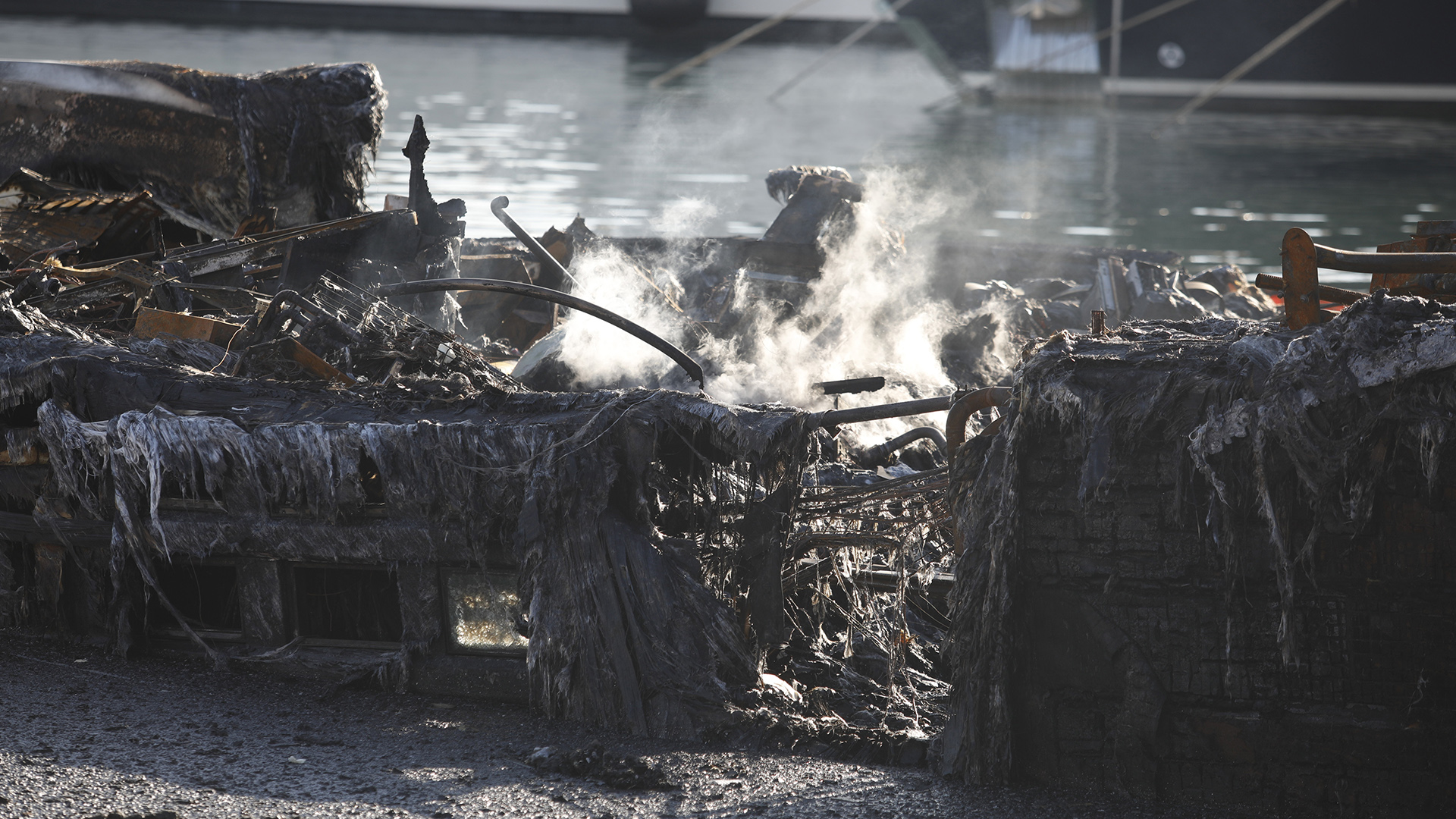 Φωτιά στη Μαρίνα Ζέας: Βυθίστηκαν τρία από τα τέσσερα σκάφη που παραδόθηκαν στις φλόγες (φωτογραφίες)-2
