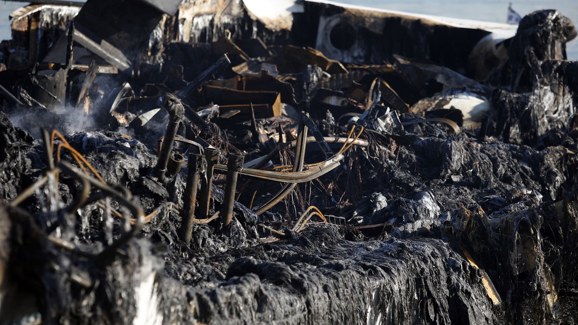 Φωτιά στη Μαρίνα Ζέας: Βυθίστηκαν τρία από τα τέσσερα σκάφη που παραδόθηκαν στις φλόγες (φωτογραφίες)-1