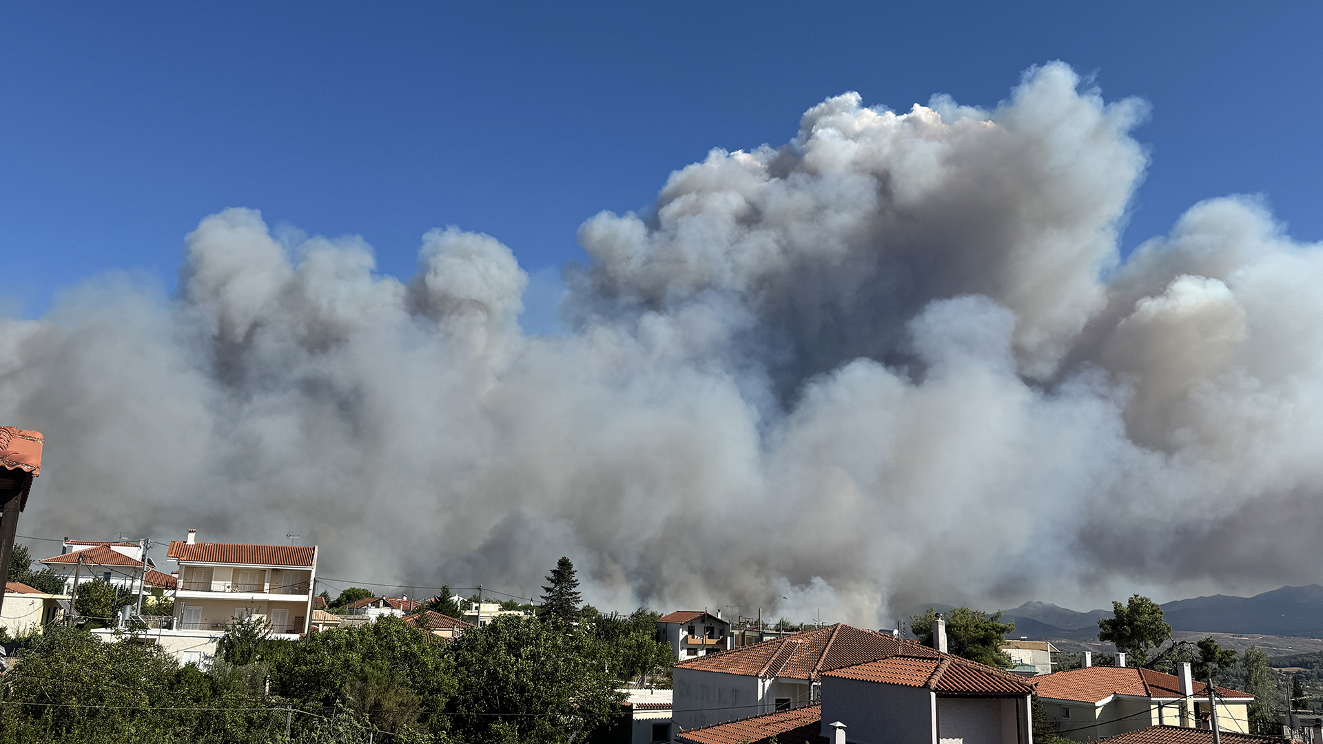 Φωτιά στον Βαρνάβα: Οι καπνοί «πνίγουν» τον ουρανό της Αττικής (φωτογραφίες)-6