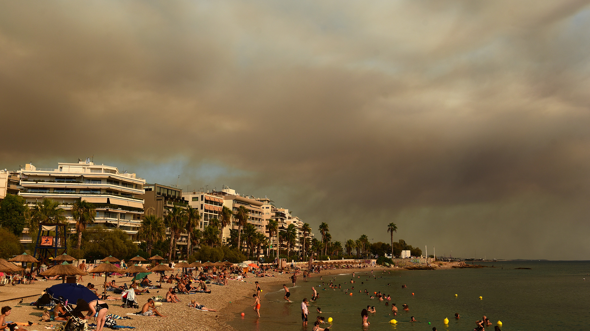 Φωτιά στον Βαρνάβα: Οι καπνοί «πνίγουν» τον ουρανό της Αττικής (φωτογραφίες)-5
